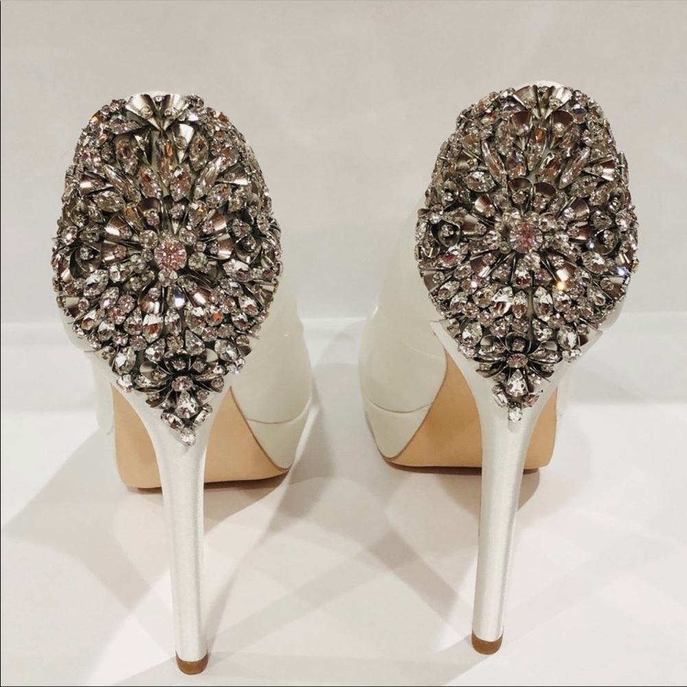 Badgley Mischka Viola Satin White Pumps Size 7.5